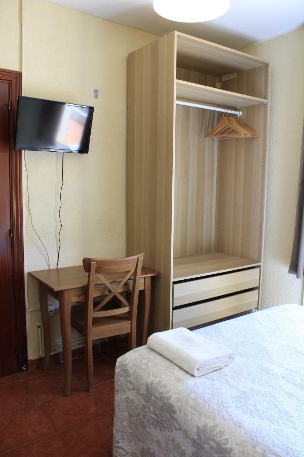 Hostal La Romanica Сабадель Экстерьер фото